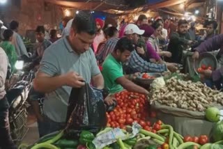 too much crowd in vegetable market of amritsar