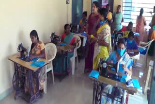 women self help groups work for corona prevention masks in Thanjavur