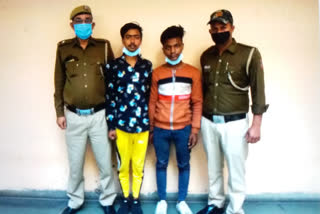 Police arrested 2 accused of cheating by putting paper between bundles of notes in Delhi Metro
