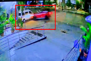 car hits an ambulance in Hyderabad