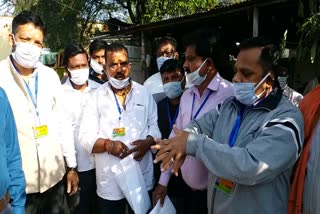 Distribution of free masks and homemade sanitizers among sweepers in hazaribagh