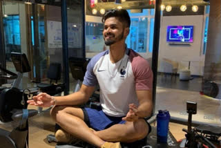 watch video shreyas iyer become in house magician to entertained fans