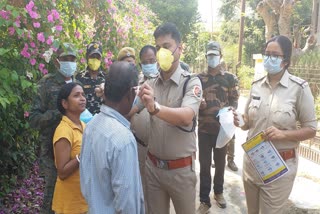 shantiniketan-police-distributes-mask-sanitizer-at-home-to-senior-citizens