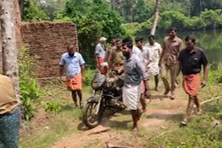 Bike  irinjalakuda  theft  മത്സ്യം പിടിക്കാന്‍  കരുവന്നൂര്‍ പുഴ  മോഷണം പോയ ബൈക്ക്