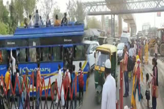 People going to  hometown due to public curfew in ghaziabad