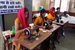 Government school teacher is making masks for Corona hoshngabad