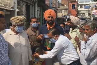 BJP workers distribute masks in sangrur