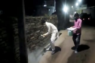 mla-kunwar-singh-spraying-bleaching-powder-in-drains