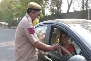 Janata Curfew  Police giving flowers  Delhi police offer flowers  Janata Curfew in India  ഡല്‍ഹി  ജനതാ കര്‍ഫ്യൂ  പൂക്കള്‍ നല്‍കി പൊലീസ്  ഹർദീപ് സിംഗ്