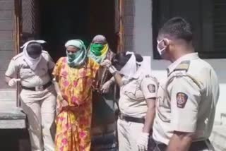 Police Help to Prgnant women in Jalgaon for transport to hospital