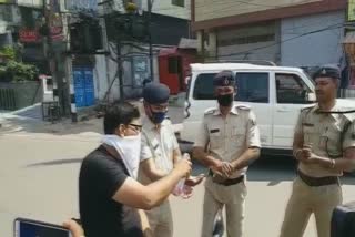 Rakesh sanitizing  policemen in patna