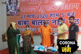 mask distributed to devotees at kalkaji temople due to corona in delhi