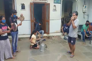 People played utensils outside the house due to public curfew in neemuch