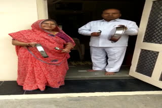 Union Minister Thawarchand Gehlot greeted by playing a plate