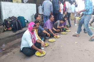 fed food to passengers, यात्रियों को खिलाया खाना