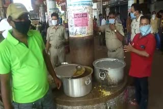 janata curfew in bhubaneswar, bhubaneswar latest news, police officers distributes food to stuck passengers, ଭୁବନେଶ୍ବର ଲାଟେଷ୍ଟ ନ୍ୟୁଜ୍‌, ଭୁବନେଶ୍ବରରେ ଜନତା କର୍ଫ୍ୟୁ, ଅଟକ ଯାତ୍ରୀଙ୍କୁ ଖାଦ୍ୟ ବାଣ୍ଟିଲେ ପୋଲିସ ଅଧିକାରୀ