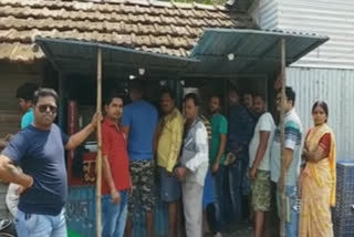 crowd hustles to buy meat at Hughli in janata Curfew