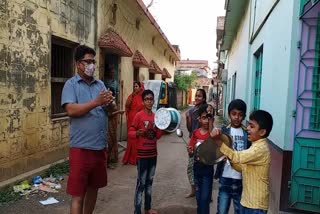 Pakur was greeted by clapping of clan, thali and siren