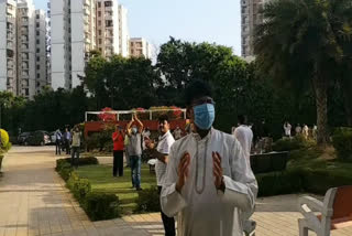 faridabad people thanked the Corona doctors by clapping