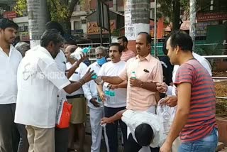 Municipality members given tiffin to passengers at Bangalore