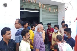 Crowd in grocery store after lockdown in giridih