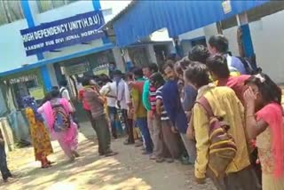 Thousands of people line up at Kakdwip Hospital in fear of Corona