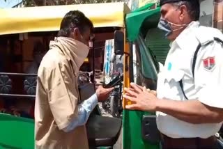 सड़कों पर दौड़े ऑटो रिक्शा, Auto rickshaws run on roads