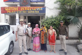 Police arrests two women who steal people's belongings in bank