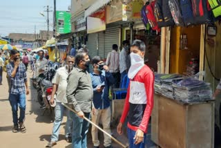 Officers returning people from the markets