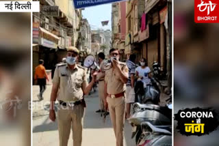 delhi police giving information in market over lockdown