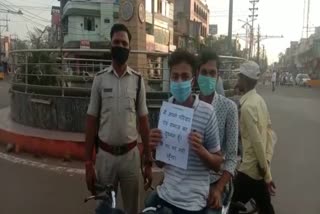 police distributing pamphlets to people travelling while lock down in guna