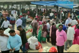 People in large numbers at a wholesale market in Moradabad, even as the district has been placed under lockdown due to rising cases of #Coronavirus in the country.