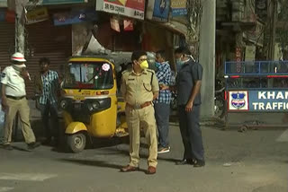 commissioner ikbal visit to see the traffic level on roads due to lock down at khammam