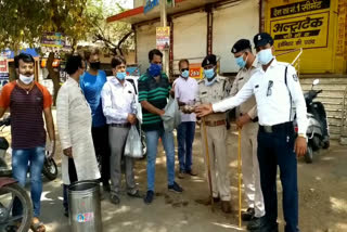 Social organizations distributing food to policemen and destitute due to lockdown