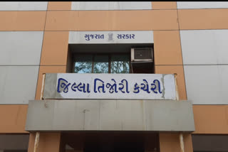 The horror of the corona virus, People's rush to the Treasury Office in Jamnagar remains unchanged