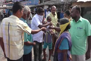 tailor gives free masks for people in Gobichettipalayam bus stand