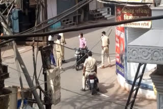 police-strictly-handling-lock-down-situation-in-indore