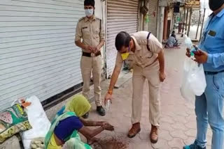 Indore police presented humanity during lockdown