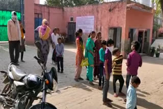 School administration distributed mid-day-meal during lockdown in kharkhoda