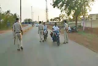 Police took strict action against thewho are wandering unnecessarily in Rajnandgaon