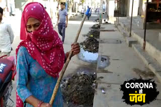 Delhi MCD employees seen cleaning in lockdown too