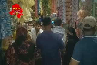 Crowd in shop during lockdown in delhi