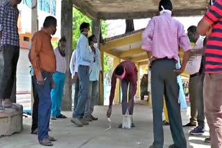 crowd gathered in Deori market administration did the marking for people in balod