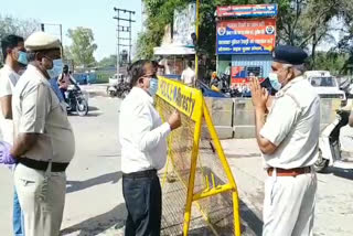 Rewari: Police cutting challans of those who bring vehicles on the road