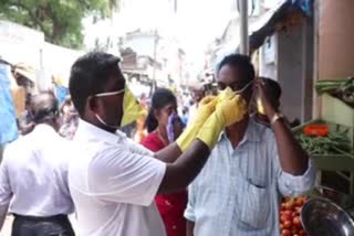 Vegetable shop free mask awareness  குமரி மாவட்டச் செய்திகள்  vegetable shop owners provide free mask to customers  இலவச முகக்கவசங்கள் வழங்கிய காய்கறிக்கடைகாரர்கள்