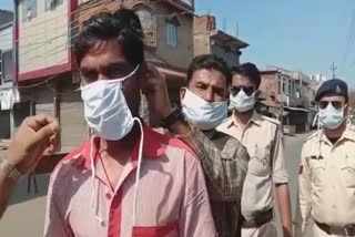 Journalists and police distributed masks