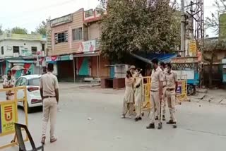 Police distributed biscuits and masks, पुलिस ने बांटे बिस्किट और मास्क