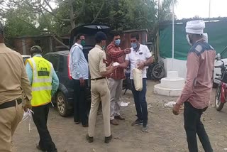 Social organizations provide tea biscuits to the policemen