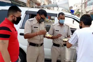 faridabad social workers distribute food