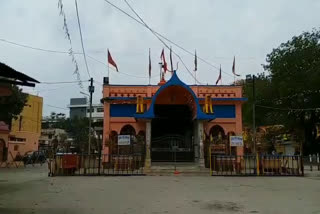 Silence in the Kalika Mata temple on the first day of Navratri